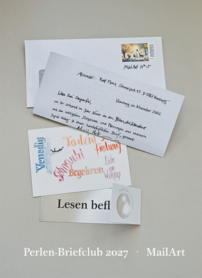 Briefumschlag mit Briefmarke, Brief, Postkarte und andere Beilagen